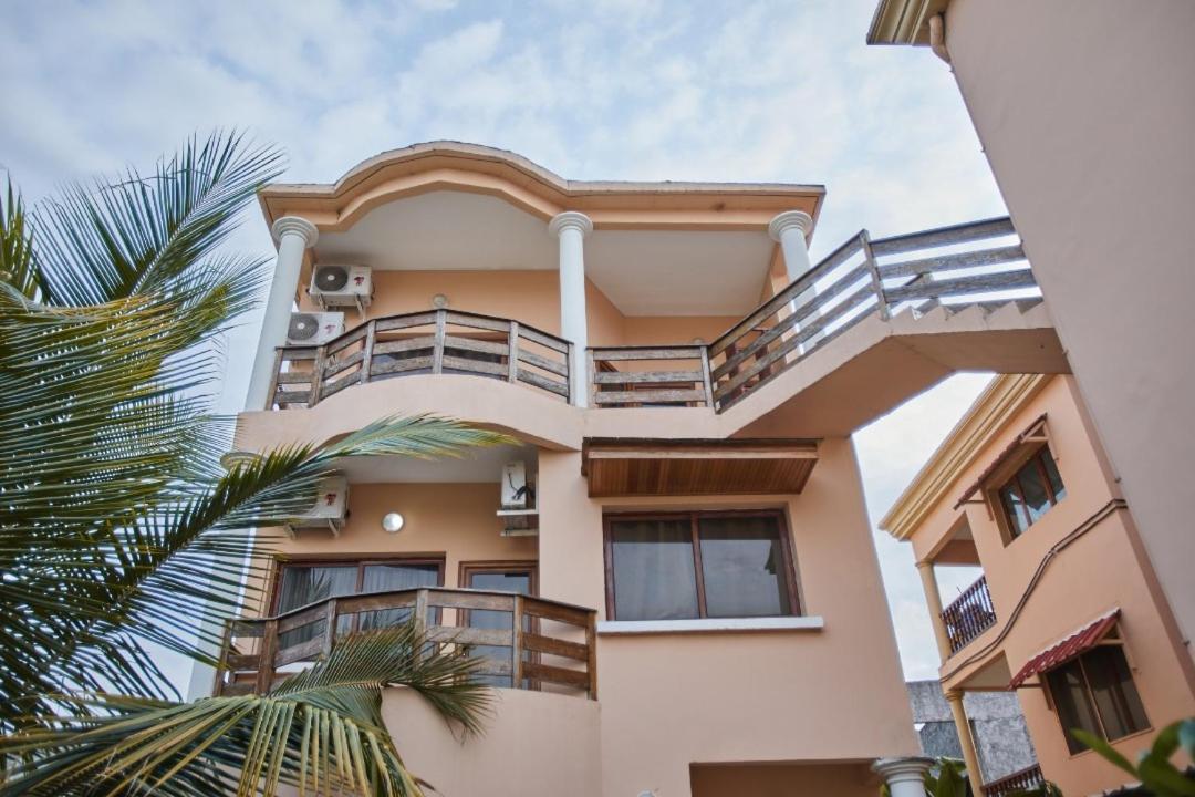 Appartement Charmant Et Lumineux Пуэнт-Нуар Экстерьер фото